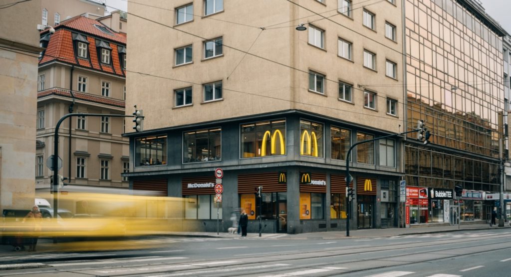 Na Pražských Příkopech na rohu ulic Dlouhá a Revoluční se otevřela jíž 121. restaurace McDonald’s